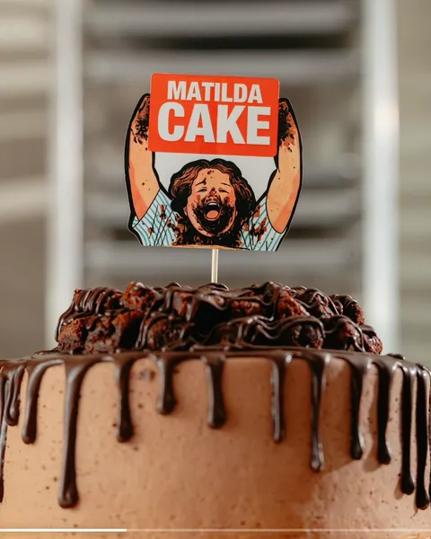 Matilda Cake Familiar de SOAD Bakery con topper y trozos de brownie