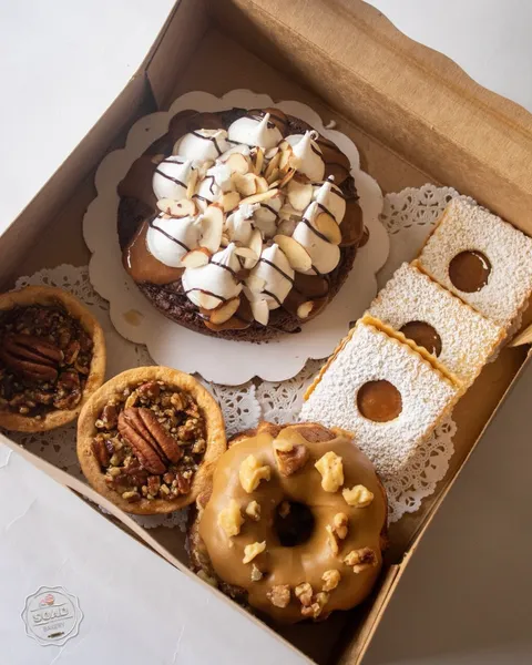 Fall Box de SOAD Bakery con brownie merengue, chilenas, bundt de manzana y pecan tart