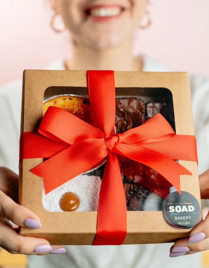 Gift box de SOAD Bakery lista para regalar, amarrada con listón