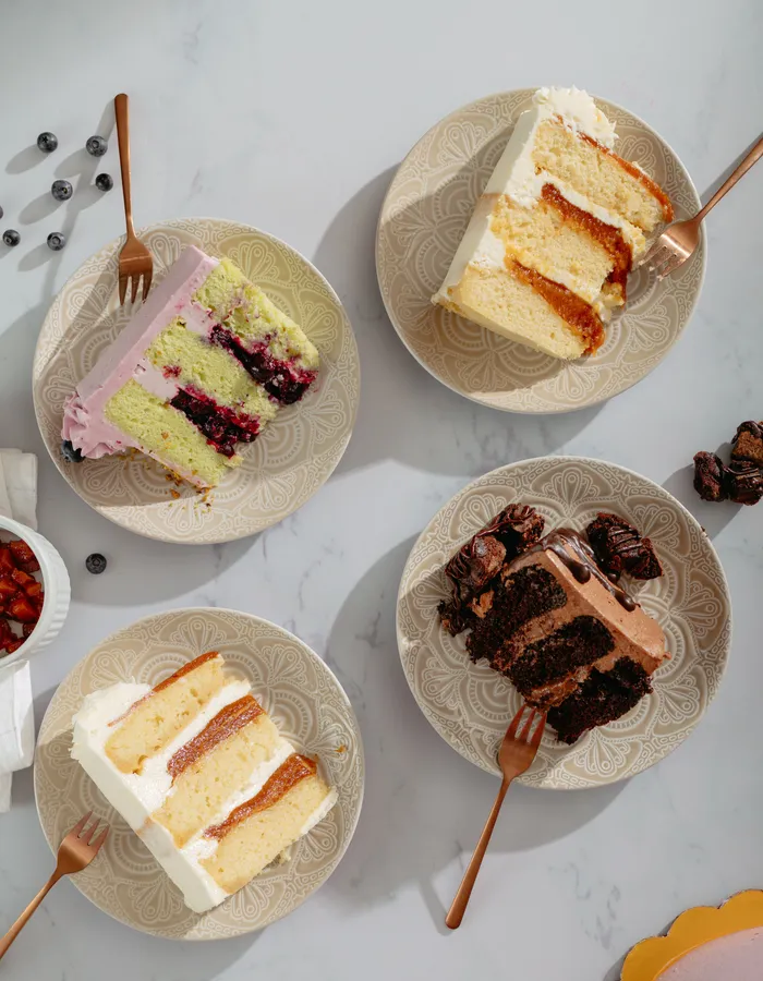 Variedad de rebanadas de pastel SOAD Bakery servidas para degustar