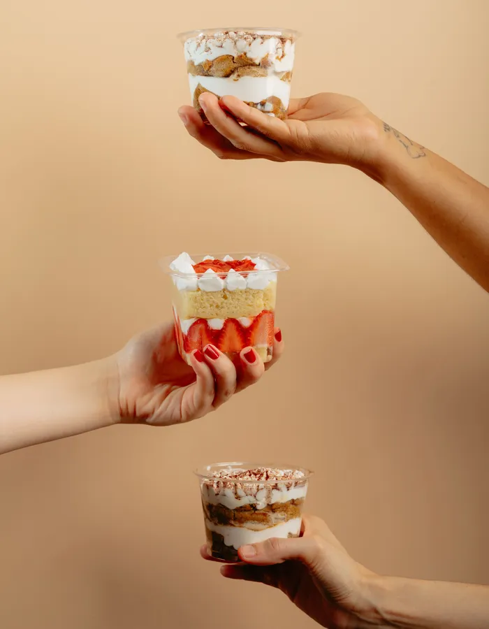 Vasitos individuales de postre recién armados en la cocina de SOAD Bakery