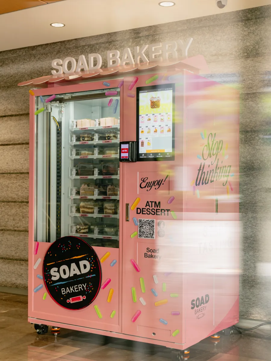Vending machine de SOAD Bakery color rosa con confeti, ubicada en Centro Cívico Gubernamental, Tegucigalpa